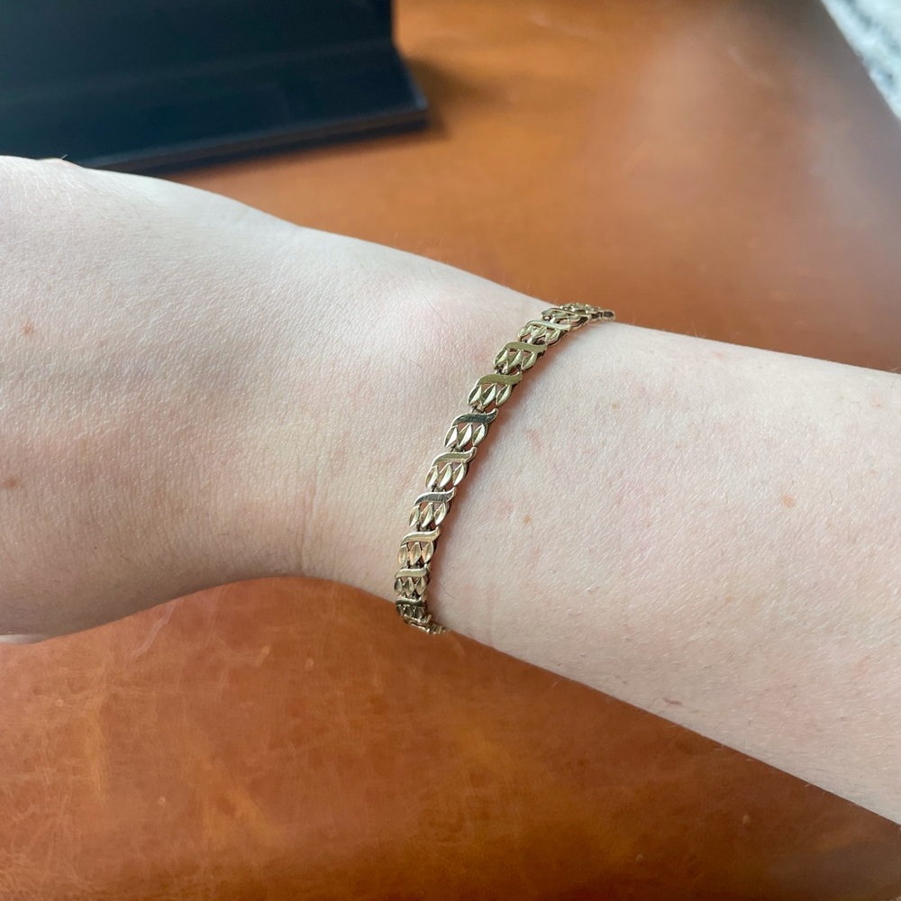 14K Yellow Gold Bracelet in charming leaf pattern